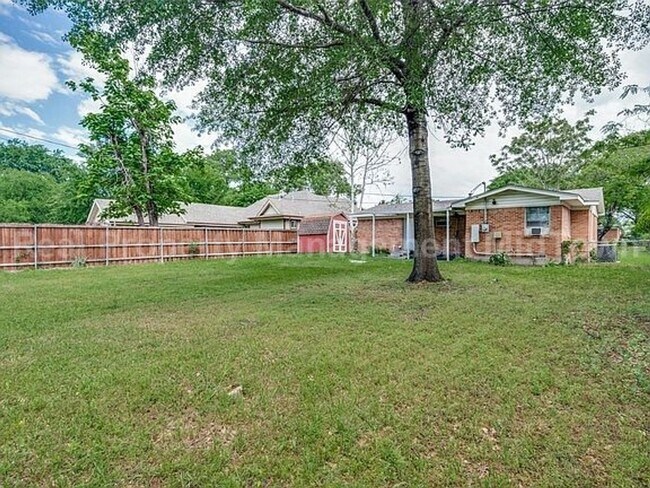 Building Photo - Charming 3-Bedroom Home with Spacious Yard...