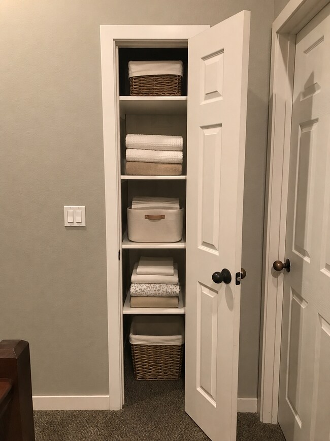 Building Photo - Spacious Selah Townhome with Dual Suites & Walk-In Closets. AND are giving you $250 Off!