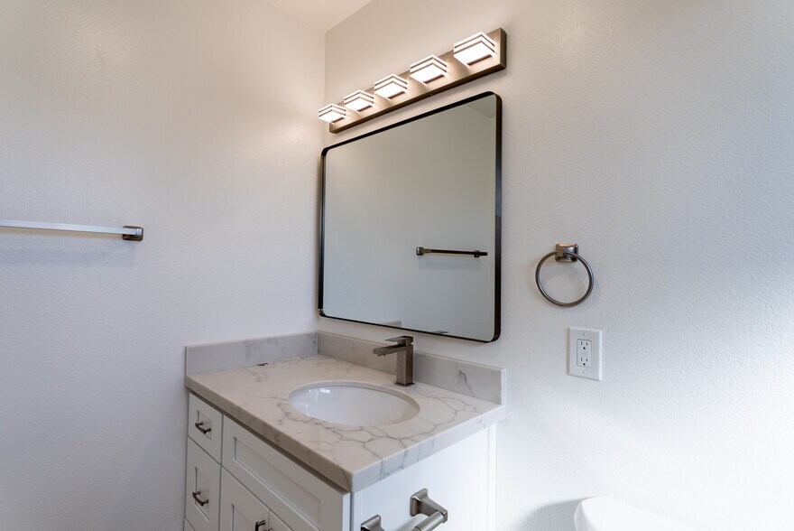 Building Photo - 123 S Roosevelt Ave