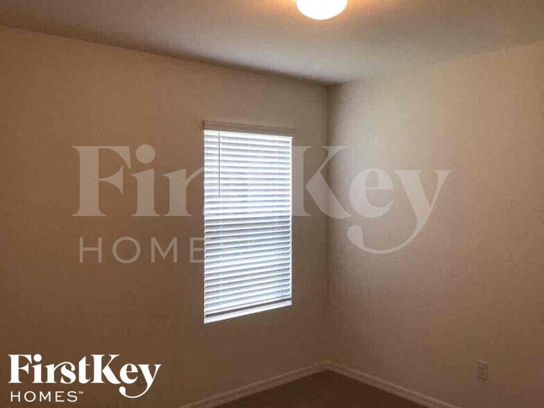 Building Photo - 411 SE 24th St