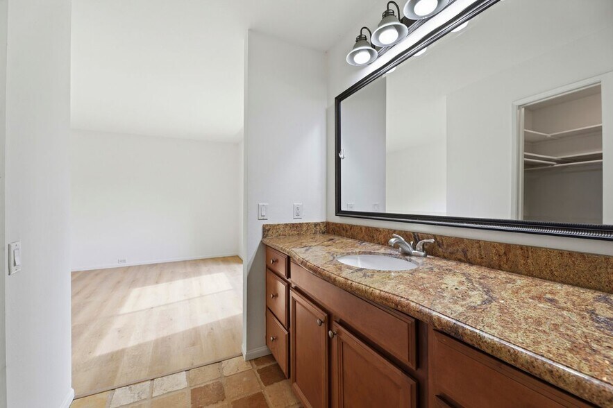 Building Photo - 523 Woodside Oaks