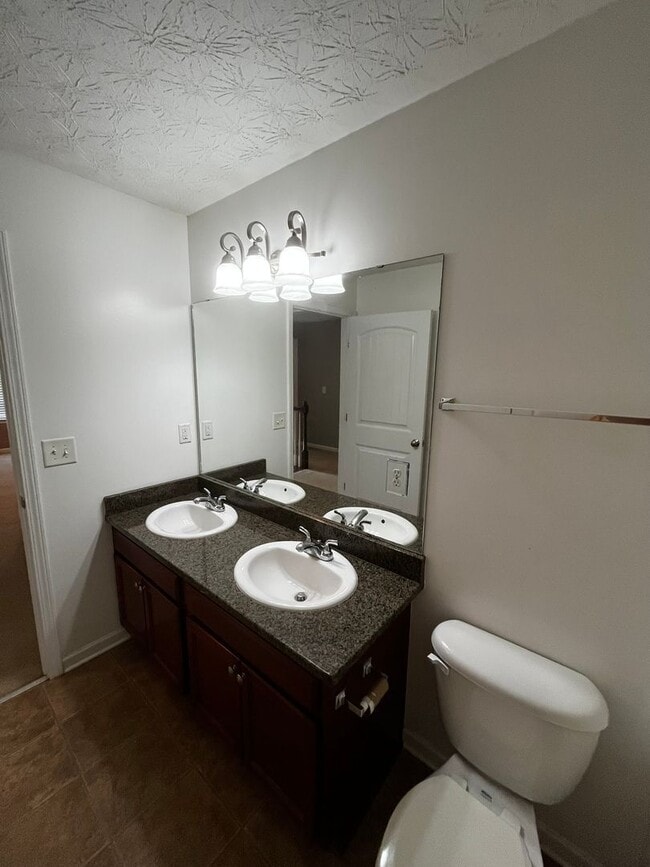 Building Photo - Modern Amenities. Urban Location. Sophisti...