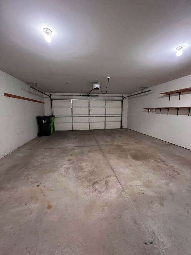 Building Photo - 2 Bedroom Town Home, FLEXIBLE MOVE IN DATE!