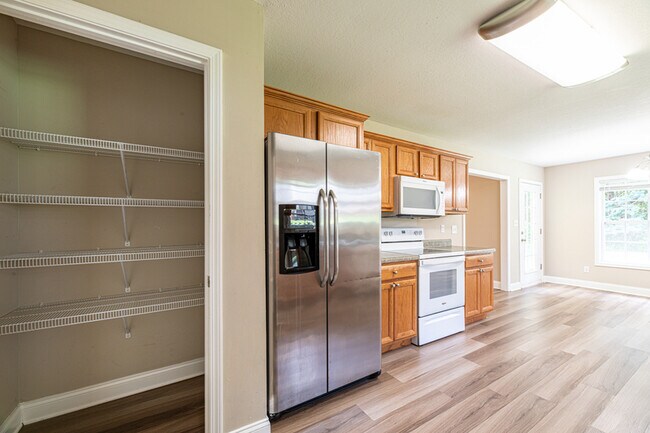 Building Photo - 637 Marston Ln