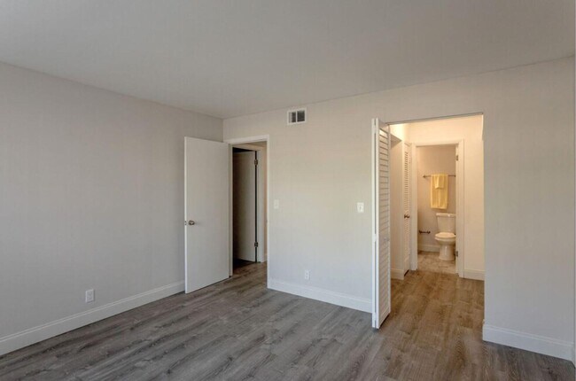 Building Photo - 2708 Vandiver Dr