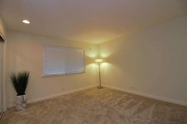 Building Photo - 1 Bedroom Condo For Lease in Fullerton
