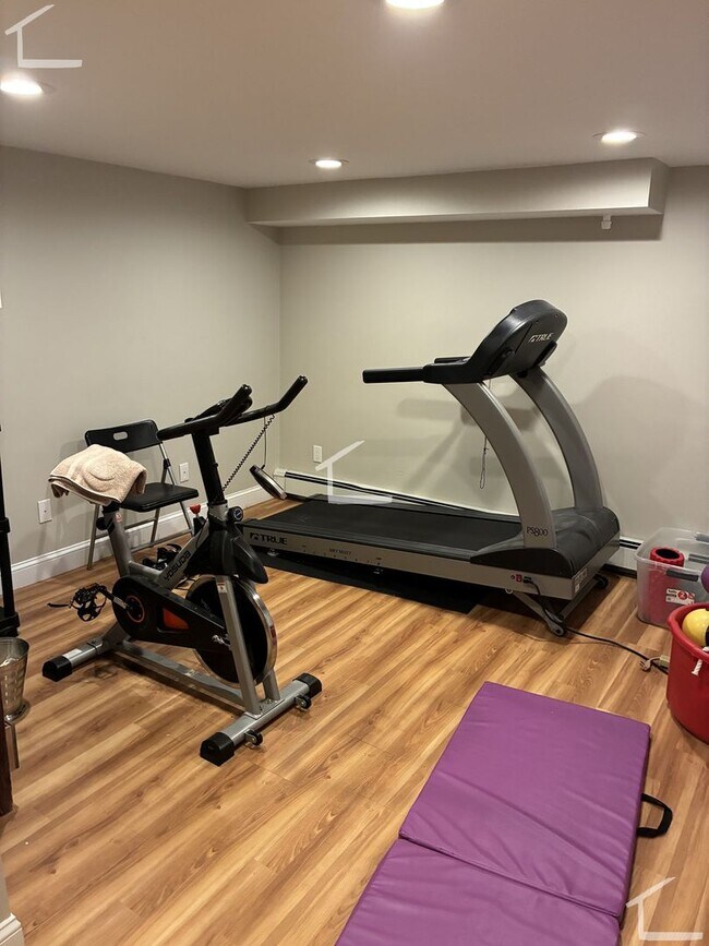 Building Photo - Rent a House in Newton 4bed/2.5 Bath - Parking included!