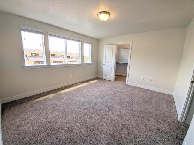 Building Photo - 1036 W 600 S