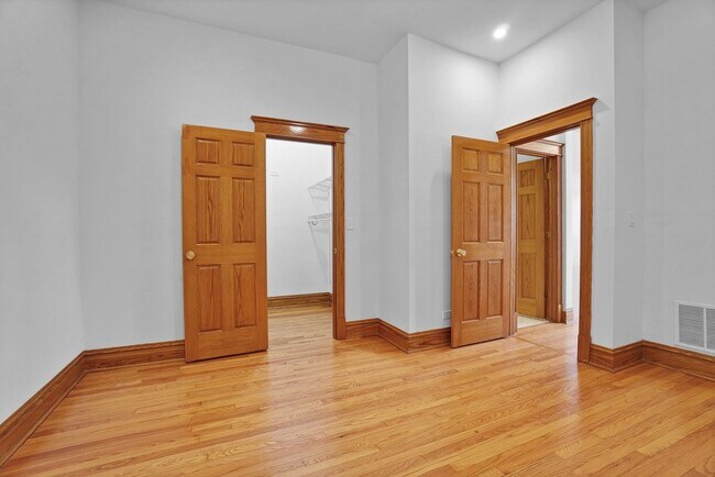 Building Photo - 713 W Wrightwood Ave