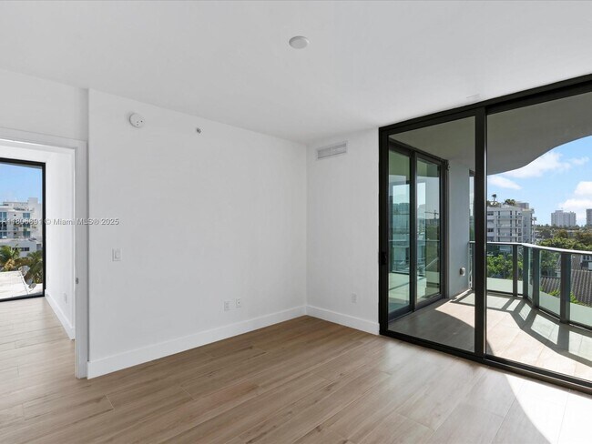 Building Photo - 9901 W Bay Harbor Dr