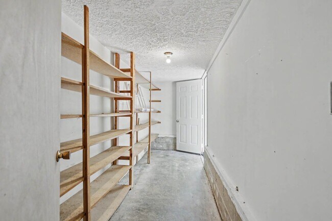 Building Photo - 151 Country Club Dr