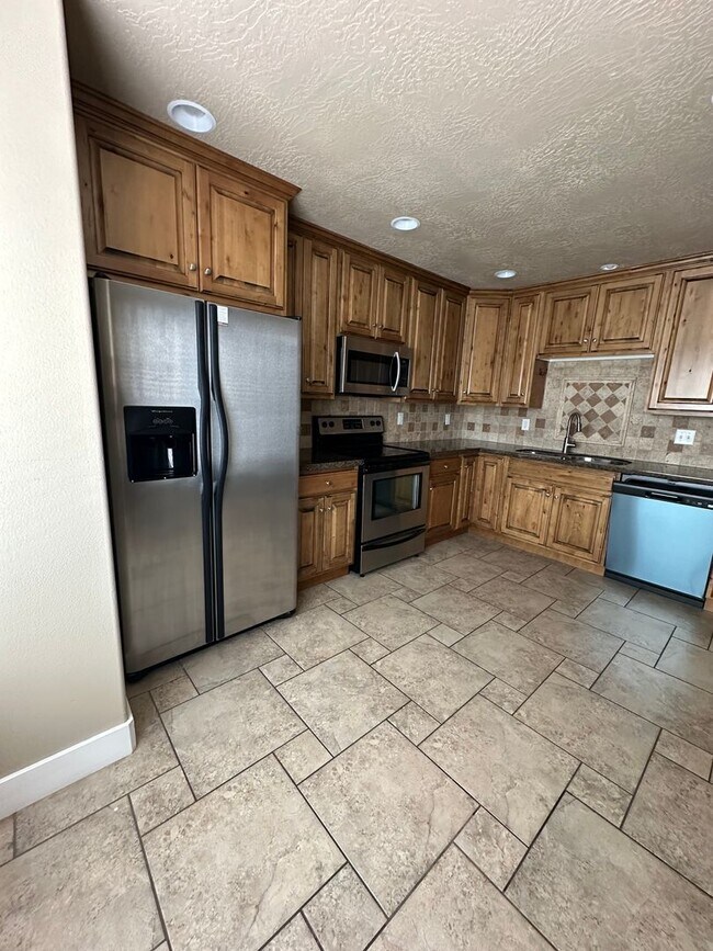 Building Photo - Dog friendly 3 Bedroom 2.5 Bath town home in Provo.