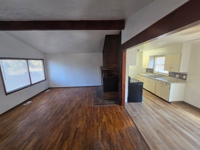 Building Photo - 080-471 Clay Triplex, Bend