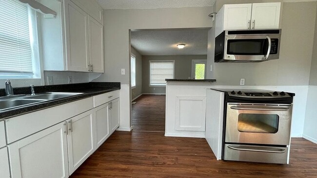 Building Photo - Updated 2 bed/1 bath home!