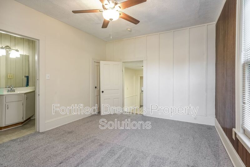 Building Photo - 400 S Spring St