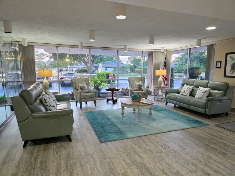 Open Lobby Area - 2901 26th St W