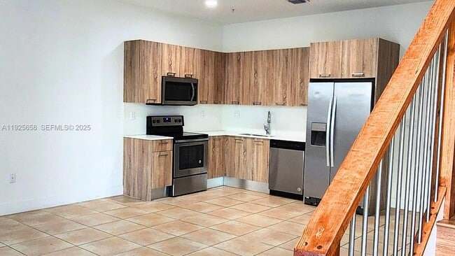 Building Photo - 460 NE 35th Ct