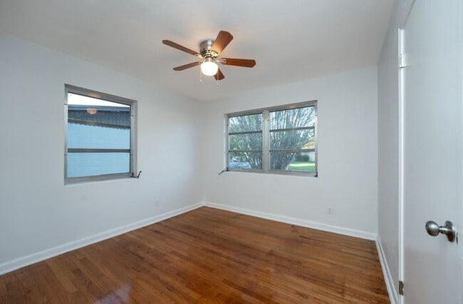 Building Photo - Gorgeous 3/2 Home