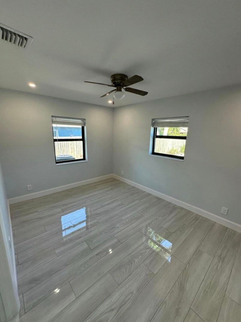 Building Photo - 122 SW 12th Ave