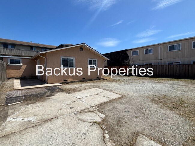 Building Photo - 516 James St