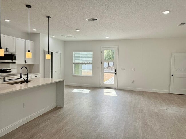 Building Photo - 1393 W Lorraine Dr