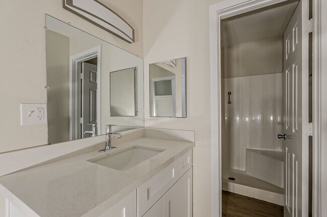 Building Photo - Updated 3 bed 2 bath Town House in Central...