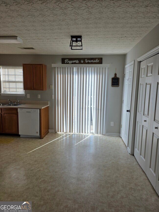 Building Photo - 387 Spring Walk Trce