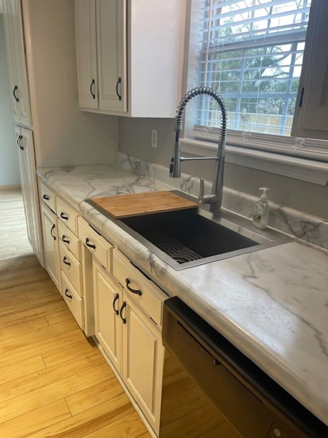 Building Photo - BEAUTIFUL HOME IN GREAT LOCATION! EASY ACC...