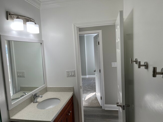 Building Photo - 337 Lakeview Ave