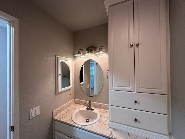 Building Photo - THIS is YOUR home, stunning 4/2 w/ AC, near Foothills