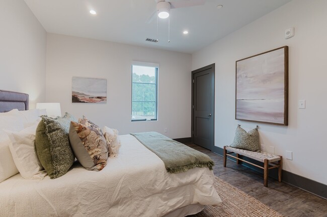 Building Photo - Spacious & Modern Two Bedroom Apartment!