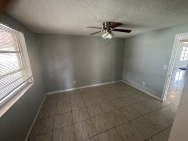 Building Photo - Large  3 bedroom, 2 bath pool home.