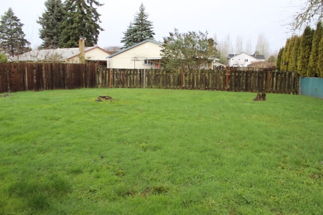 Building Photo - 3 bedroom, 1 bath home on quiet Hillsboro street