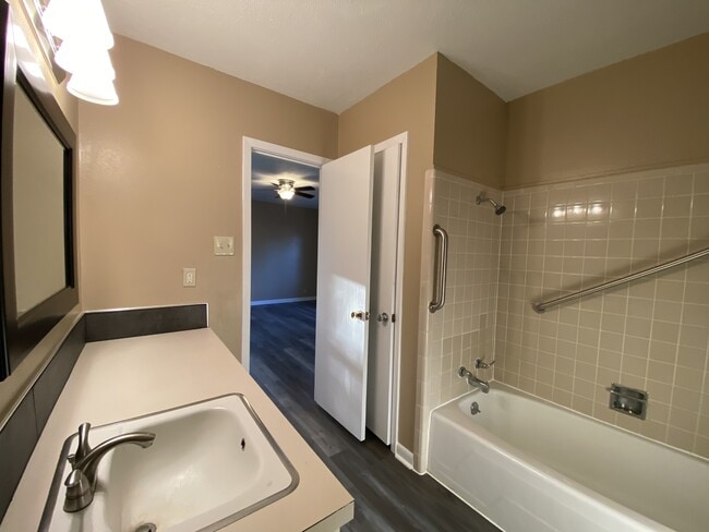 Building Photo - 2 Knightsbridge Pl