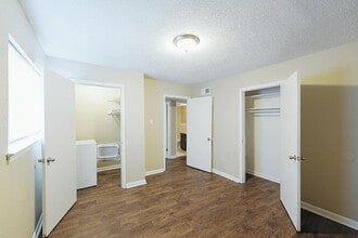 Building Photo - 2879 Beverly Hills St