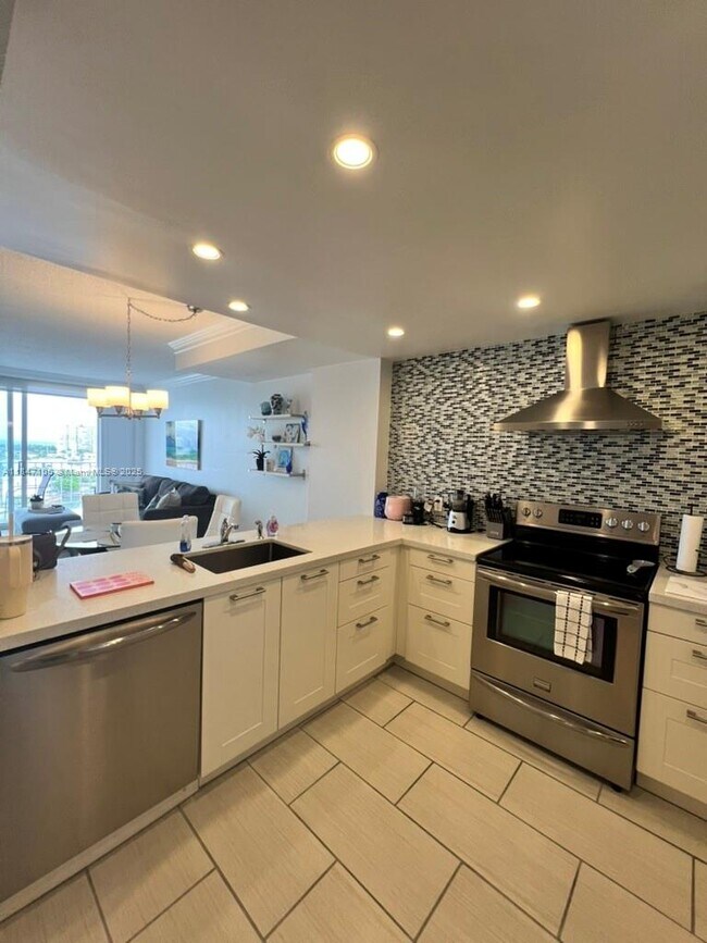 Primary Photo - 6900 Bay Dr