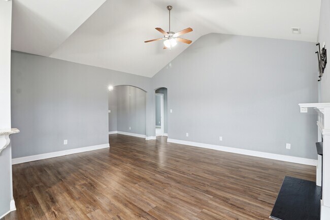 Building Photo - 870 Nor-Am Rd