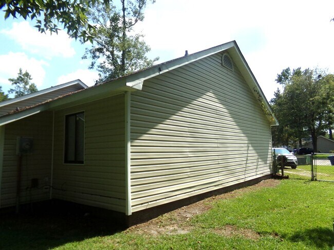 Building Photo - Charming Duplex in Havelock