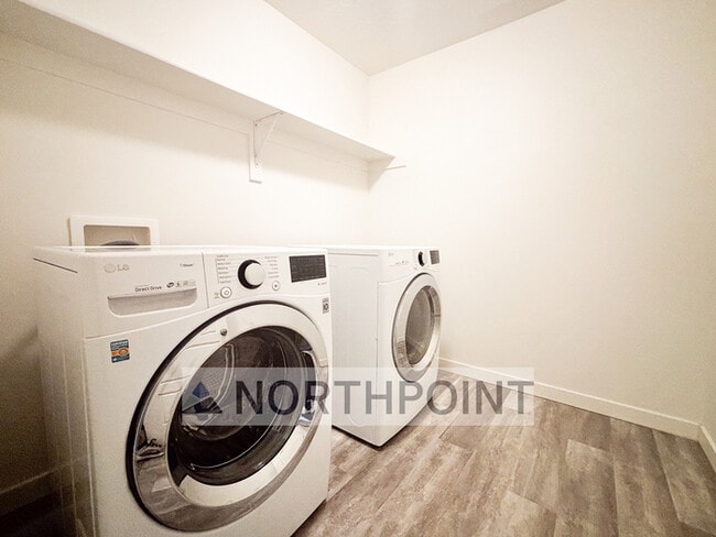 Building Photo - Clean, Bright, Open Town-Home in Lehi