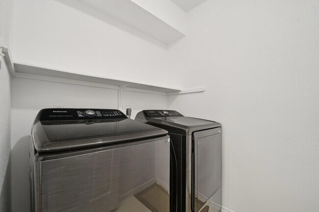 Building Photo - 1300 Leah Ln