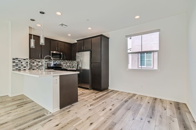Building Photo - Stylish Three-Story Townhome with Private Courtyard & Pool Access