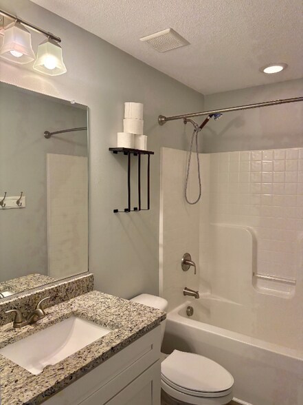 Building Photo - 923 E Ocean View Ave