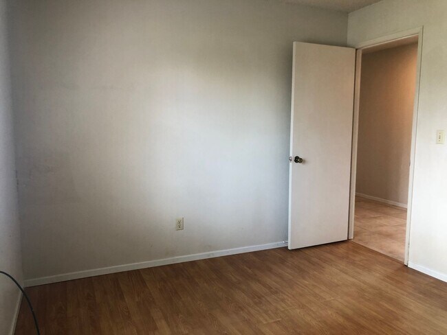 Building Photo - Walking distance to CSU Stanislaus