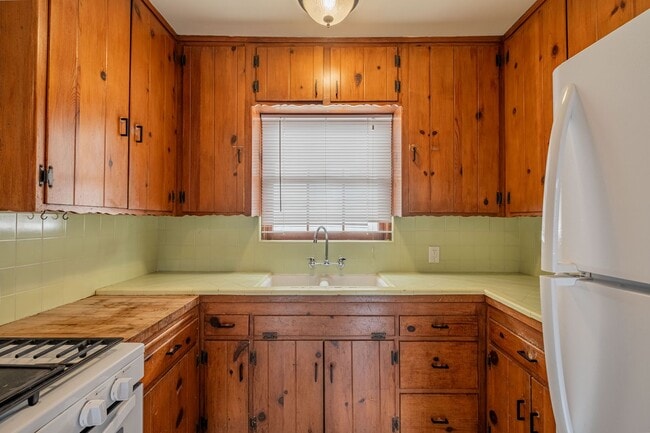 Building Photo - 1504 S Catalina Ave