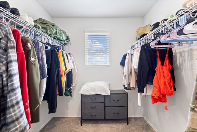 Building Photo - Charming Home Awaits: Spacious & Modern Living in a Prime Location