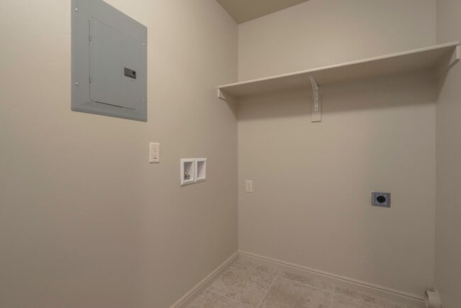 Building Photo - Townhome available in Millcreek Springs with a community pool!