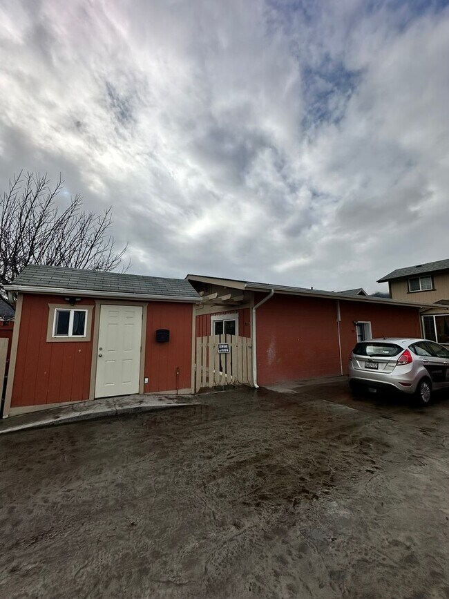 Building Photo - 921 S Walker Ave