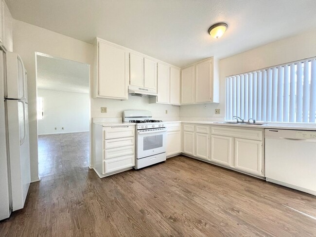 Building Photo - Spacious Single Level Upstairs Apartment!