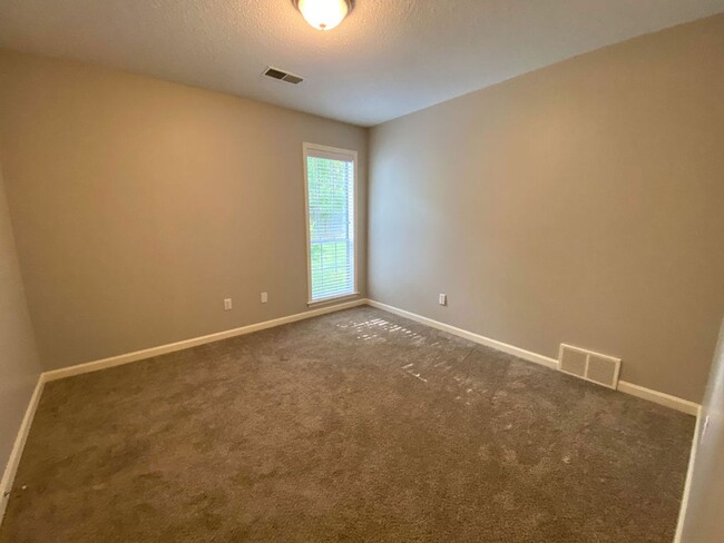 Building Photo - Updated 4 bed, 2 bath near 385 and Fed Ex ...