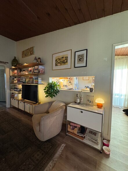 Building Photo - 2075 Thomas Ave